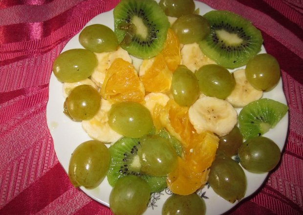 Fotografia przedstawiająca Sałatka owocowa z winogronem