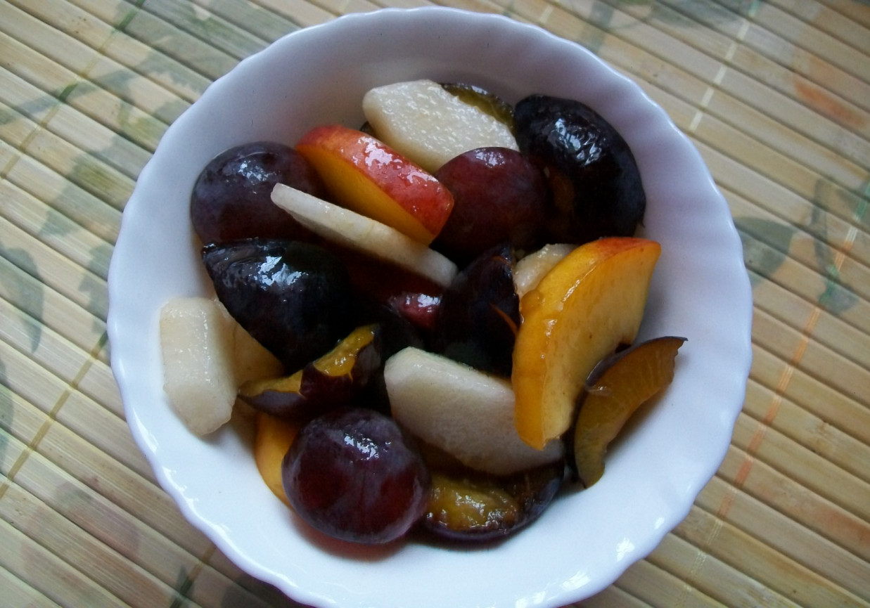 Sałatka owocowa ze śliwkami foto