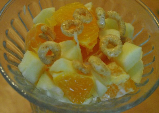 Fotografia przedstawiająca Sałatka owocowa ze słodkimi chrupkami