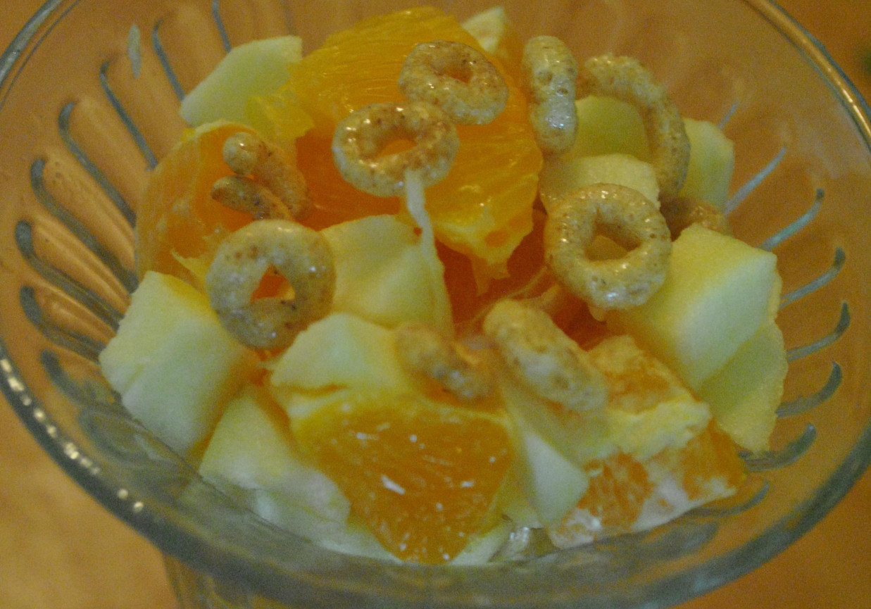 Sałatka owocowa ze słodkimi chrupkami foto