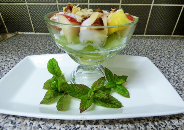 Fotografia przedstawiająca Salatka owocowo-orzechowa