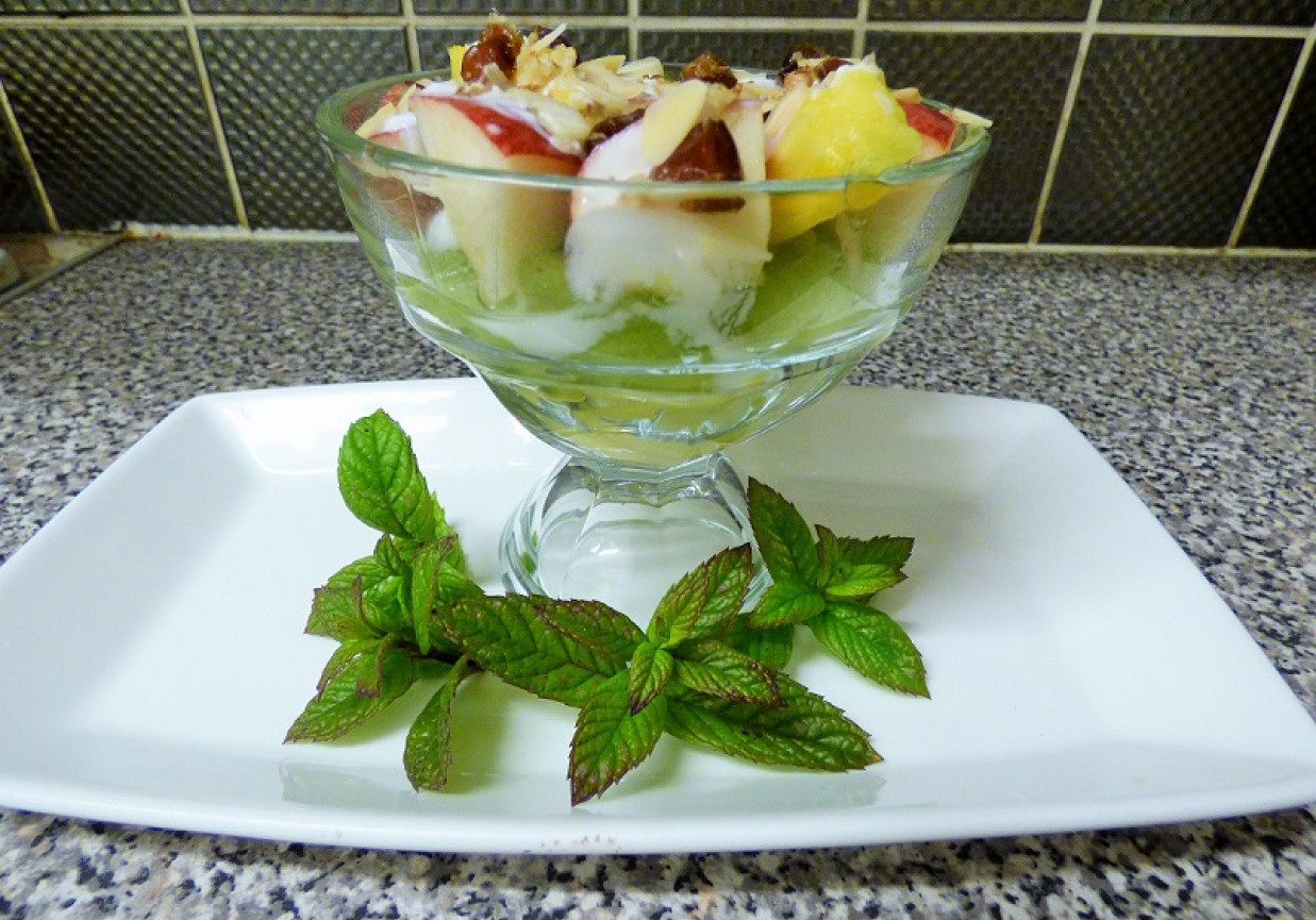 Salatka owocowo-orzechowa foto