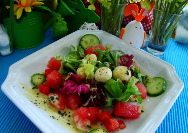 Fotografia przedstawiająca Sałatka owocowo warzywna z sosem winegret