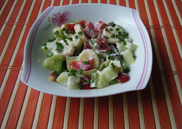 Fotografia przedstawiająca Sałatka owocowo-warzywna z jogurtem