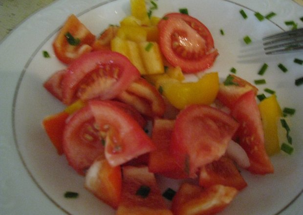 Fotografia przedstawiająca Sałatka paprykowo-pomidorowa
