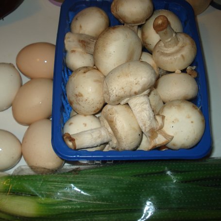 Krok 1 - Sałatka pieczarkowa z jajkiem i cebulką zielona foto