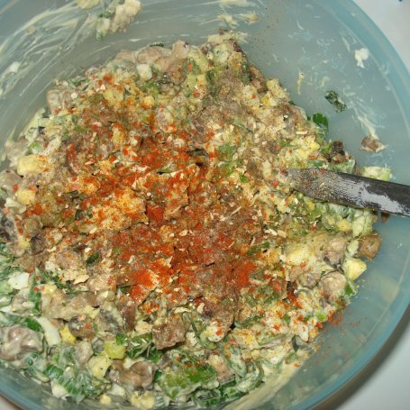 Krok 9 - Sałatka pieczarkowa z jajkiem i cebulką zielona foto