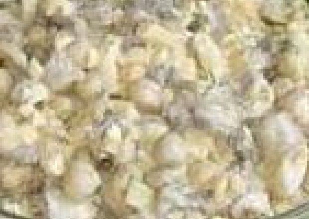 Fotografia przedstawiająca sałatka pieczarkowa z kukurydzą