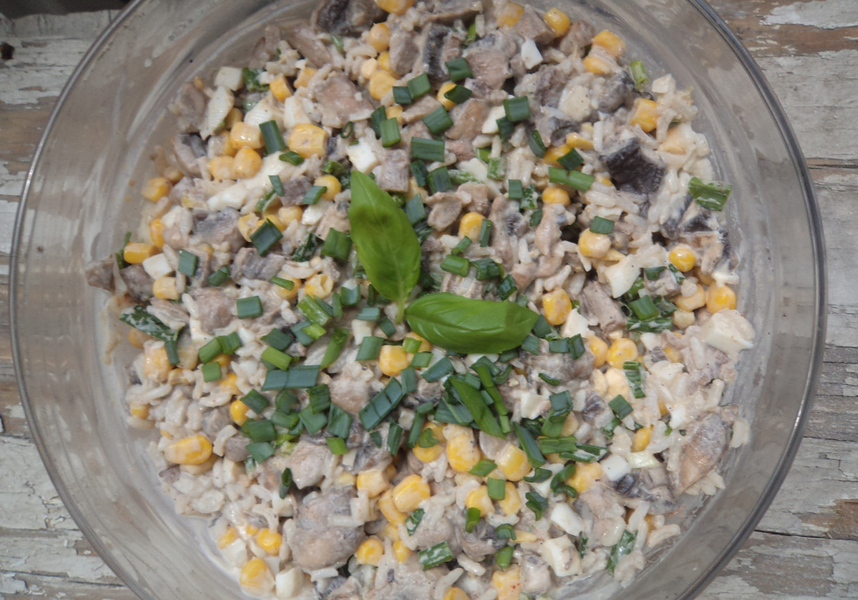 Sałatka pieczarkowa z ryżem , kukurydza i cebulką zieloną :) foto