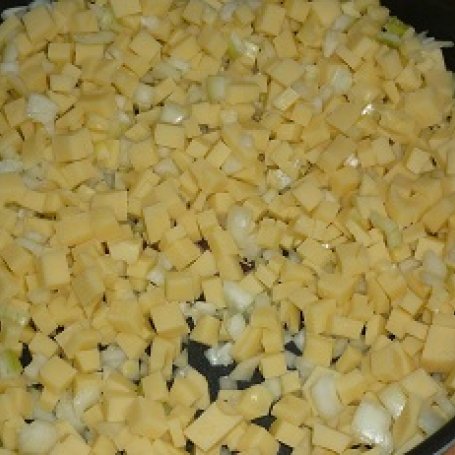 Krok 1 - Sałatka pieczarkowa z żółtym serem foto