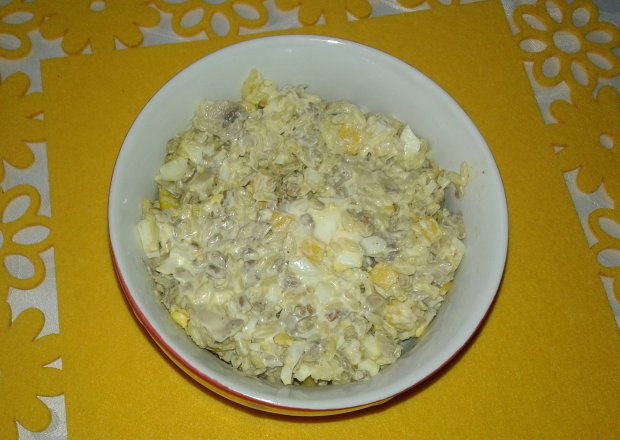 Fotografia przedstawiająca Sałatka pieczarkowo - jajeczna z makaronem ryżowym