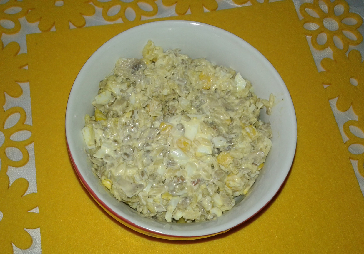 Sałatka pieczarkowo - jajeczna z makaronem ryżowym foto