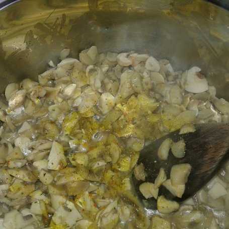 Krok 3 - Sałatka pieczarkowo - jajeczna z makaronem ryżowym foto