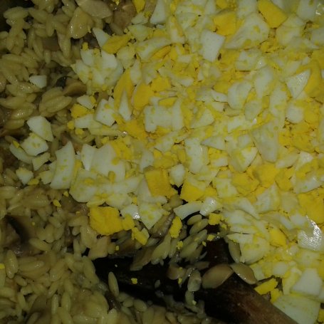 Krok 6 - Sałatka pieczarkowo - jajeczna z makaronem ryżowym foto