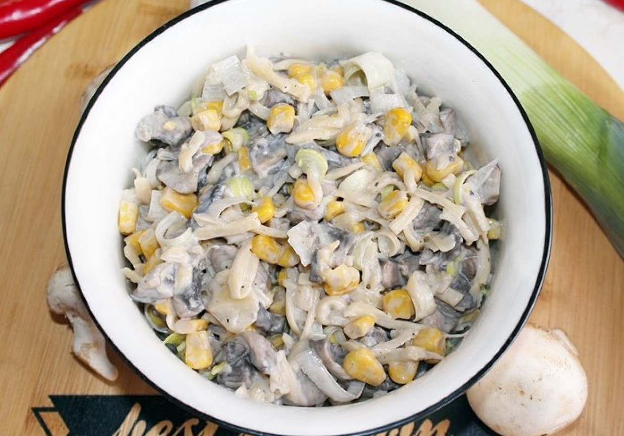 Sałatka pieczarkowo-serowa z kukurydzą i sosem czosnkowym foto