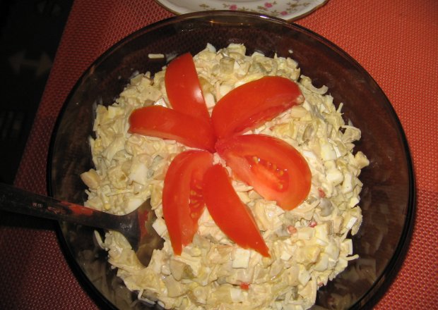Fotografia przedstawiająca Sałatka pieczarkowo-ananasowa