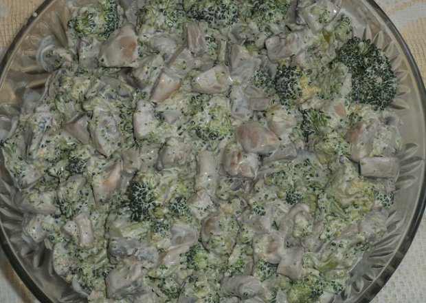 Fotografia przedstawiająca Sałatka pieczarkowo-brokułowa