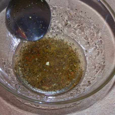 Krok 2 - Sałatka pod kołderką z mozzarelli, czyli rukola z oliwkami :) foto