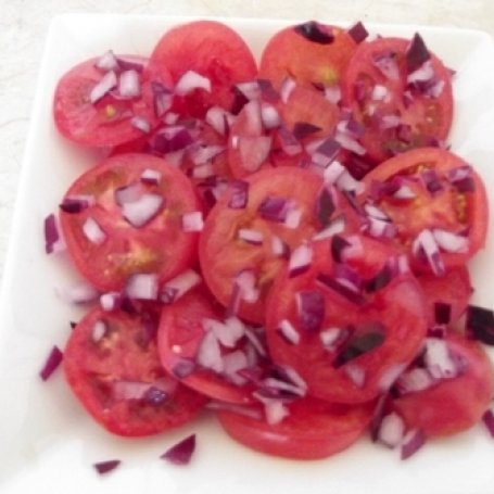 Krok 2 - Sałatka pomidorowa z dressingiem z harissą foto