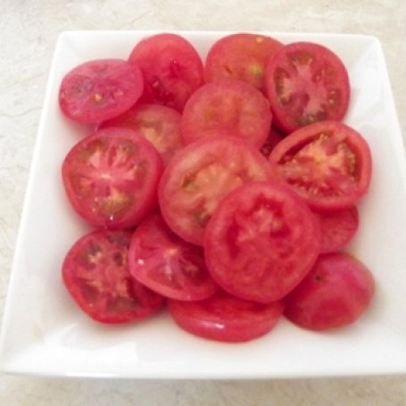 Krok 1 - Sałatka pomidorowa z dressingiem z harissą foto