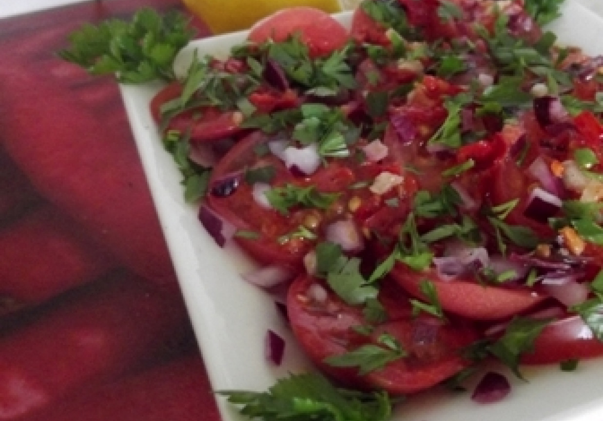 Sałatka pomidorowa z dressingiem z harissą foto