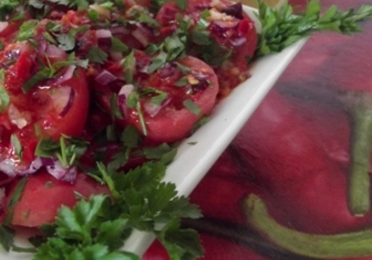 Sałatka pomidorowa z dressingiem z harissą foto