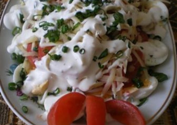 Fotografia przedstawiająca sałatka pomidorowa z jajkami