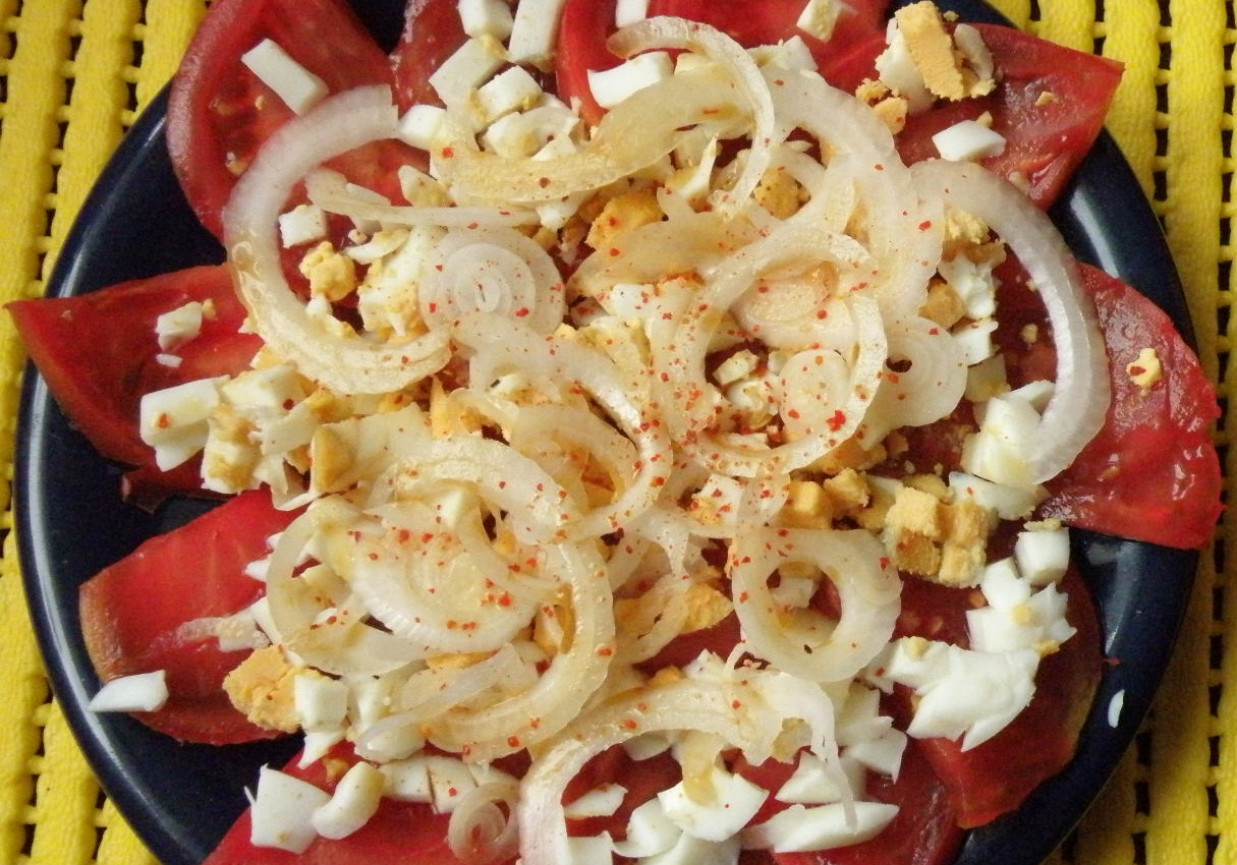 Sałatka pomidorowa z jajkiem i mozzarellą foto