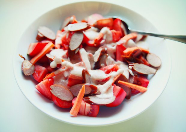 Fotografia przedstawiająca Sałatka pomidorowa z kabanosem