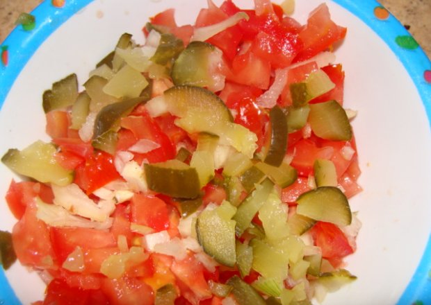 Fotografia przedstawiająca Sałatka pomidorowa z kiszonymi ogórkami