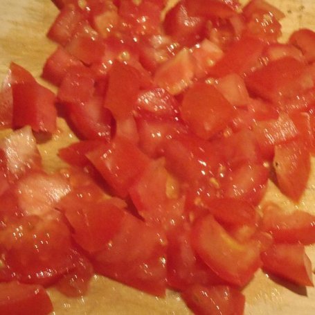 Krok 2 - Sałatka pomidorowa z kurczakiem foto