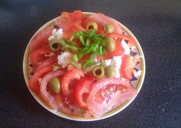 Fotografia przedstawiająca Sałatka pomidorowa z papryką i serem