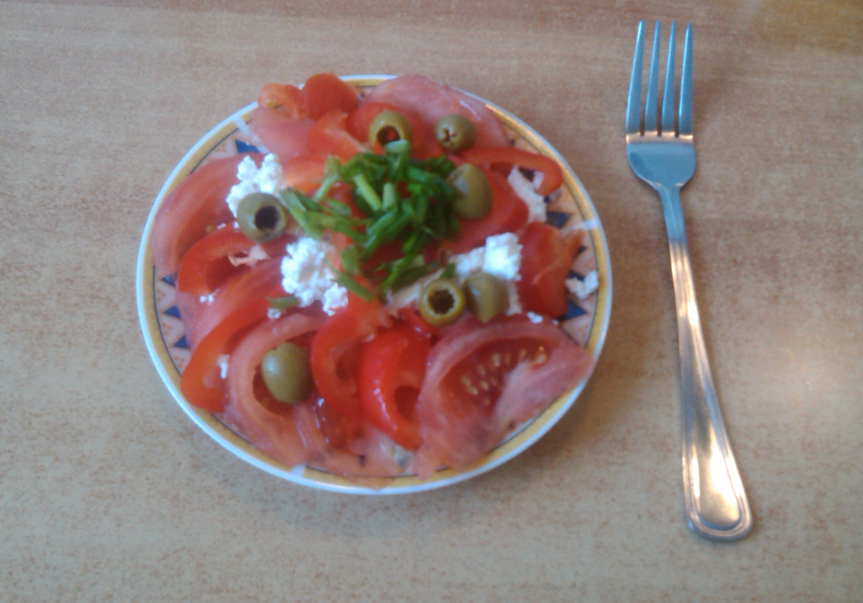 Sałatka pomidorowa z papryką i serem foto
