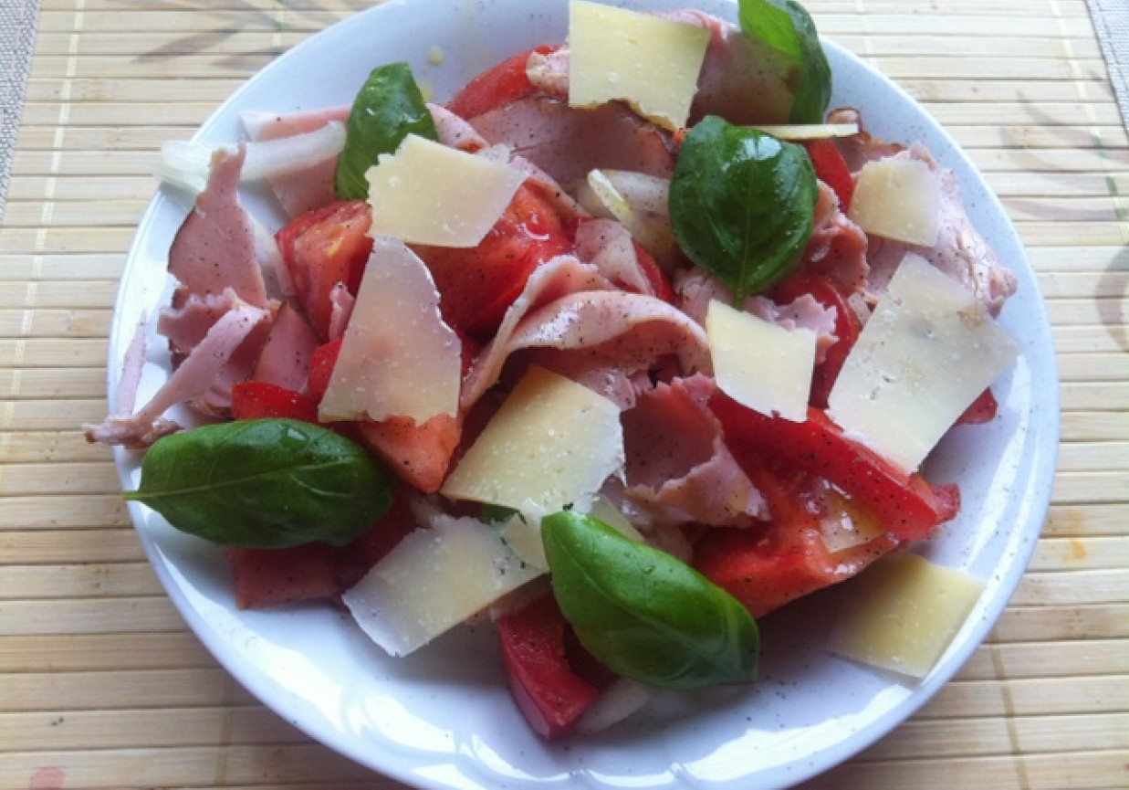 Sałatka pomidorowa z parmezanem i szynką foto