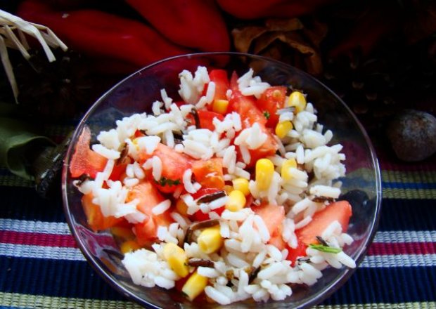 Fotografia przedstawiająca Sałatka pomidorowa z ryżem dzikim