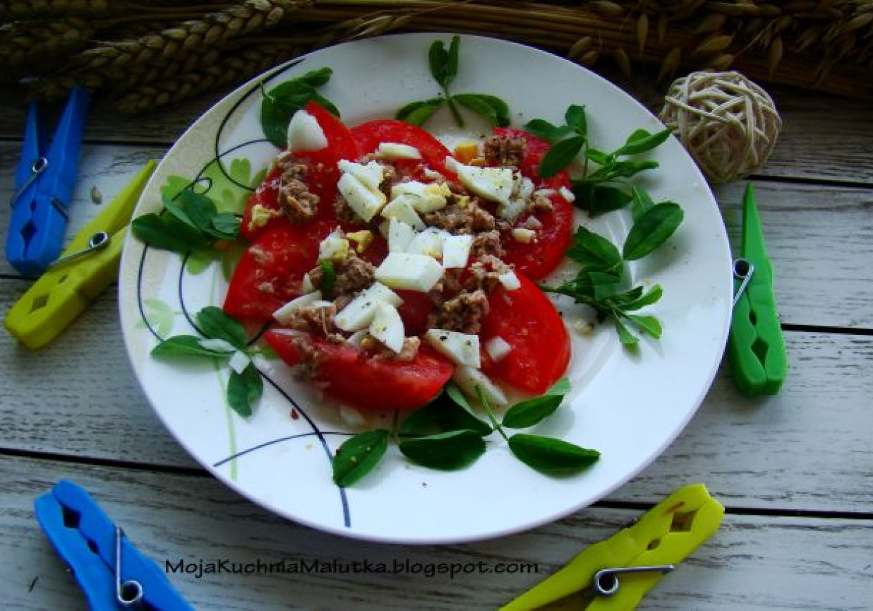 Sałatka pomidorowa z tuńczykiem ,jajkiem i lucerną foto