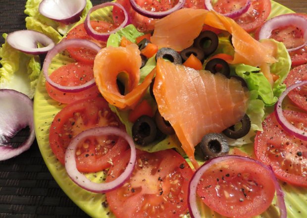 Fotografia przedstawiająca Sałatka pomidorowa z wędzonym łososiem