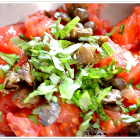Krok 3 - Sałatka pomidorowo-kaparowa foto