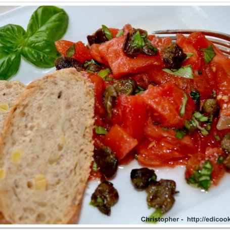 Krok 4 - Sałatka pomidorowo-kaparowa foto