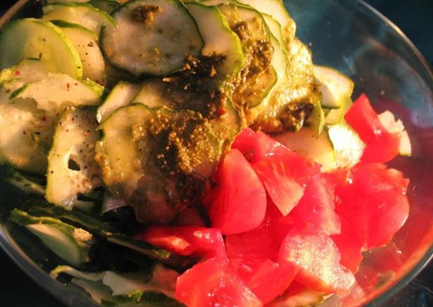 Fotografia przedstawiająca Salatka pomidorowo - ogórkowa z musztardą