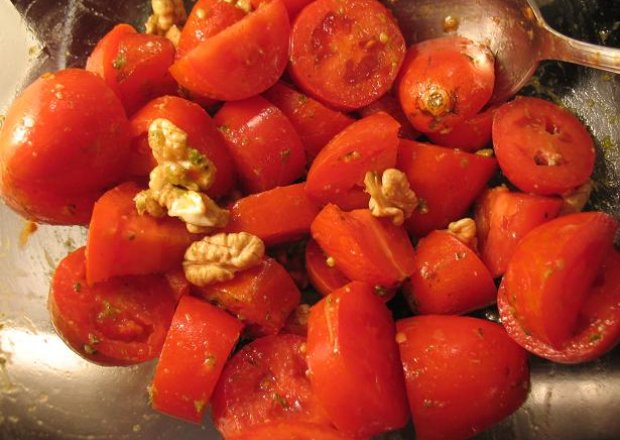 Fotografia przedstawiająca salatka pomidorowo - orzechowa