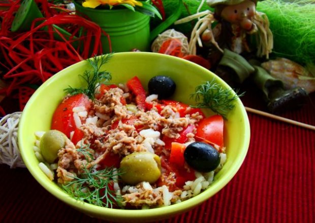 Fotografia przedstawiająca Sałatka pomidorowo ryżowa z oliwkami i tuńczykiem