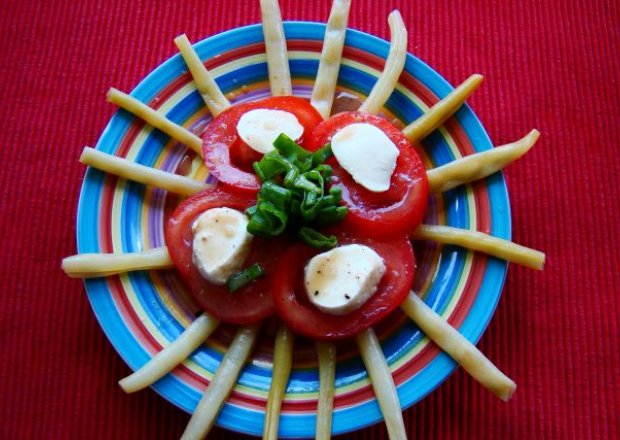 Fotografia przedstawiająca Sałatka pomidorowo-fasolowa