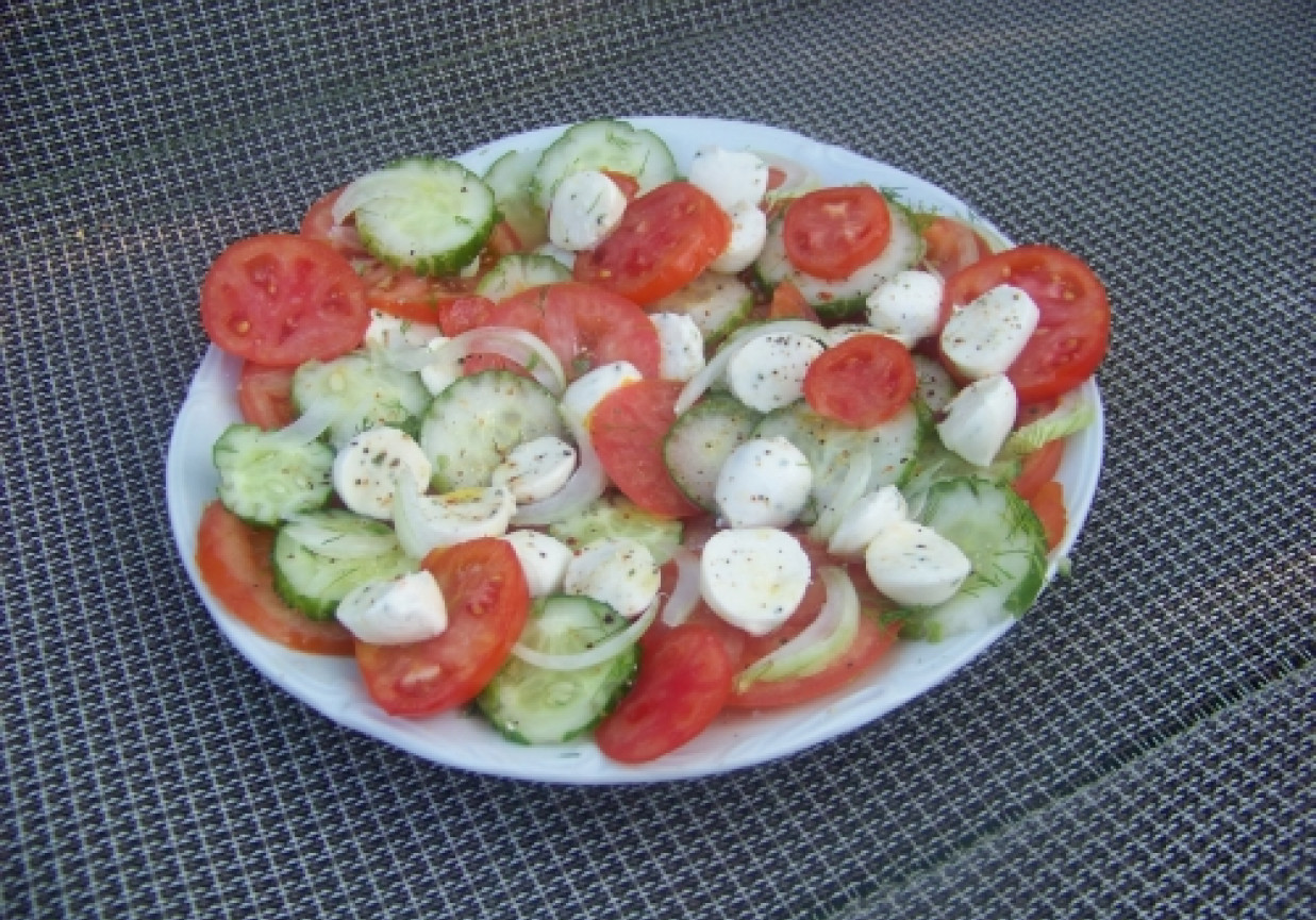 Sałatka pomidorowo-ogórkowa z serem foto