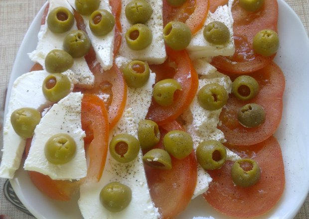 Fotografia przedstawiająca sałatka pomidorowo-oliwkowa z fetą