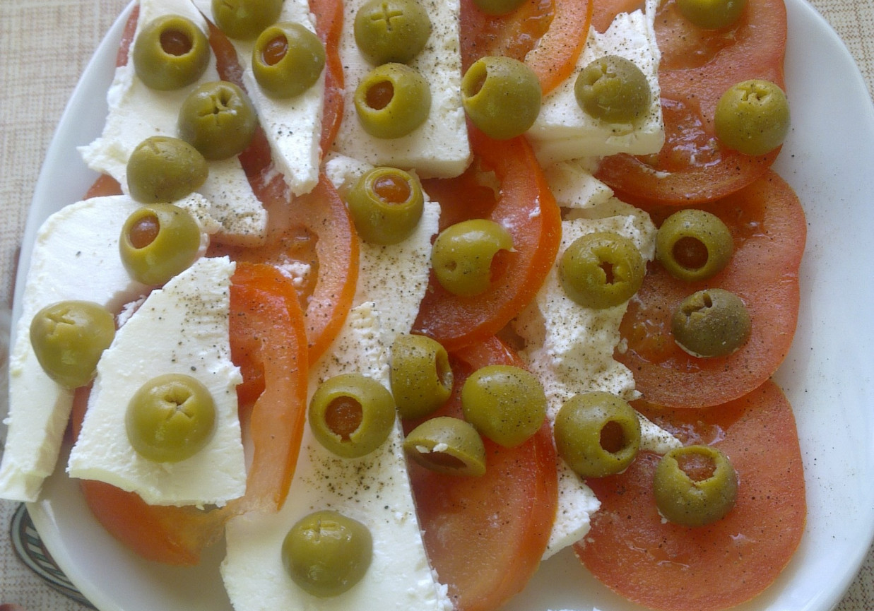 sałatka pomidorowo-oliwkowa z fetą foto