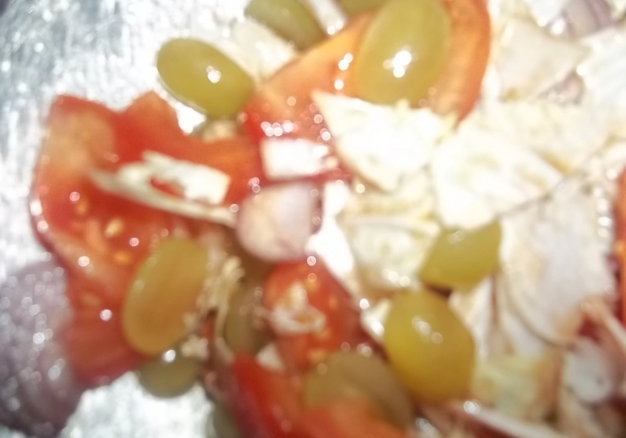 Sałatka pomidorowo-winogronowa z sosem foto