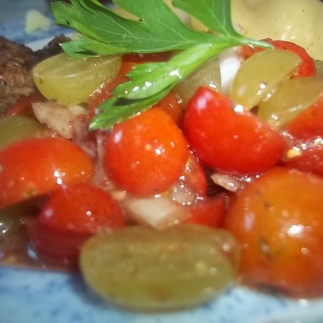 Krok 5 - Sałatka pomidorowo-winogronowa foto