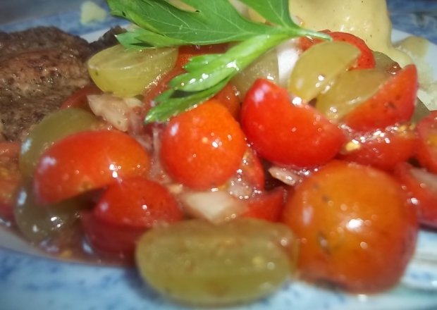 Fotografia przedstawiająca Sałatka pomidorowo-winogronowa
