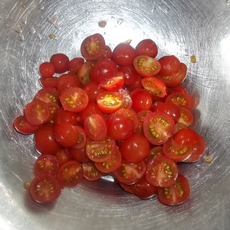 Krok 1 - Sałatka pomidorowo-winogronowa foto